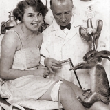 Fluidos de liebre viva, gimnasia y rayos UV... el tratamiento rejuvenecedor del doctor Zikel del a�o 1926